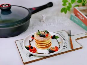 摆盘筛上一层糖粉，按个人喜欢摆上水果即可食用。