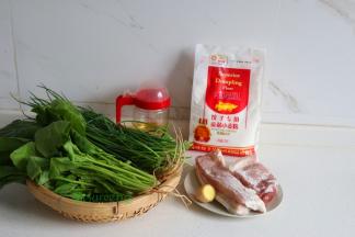饺子皮食材：饺子面粉500克、菠菜汁280克；饺子馅料食材：猪肉、花生油、食用盐、酱油、料酒、生姜、香葱、生粉。
