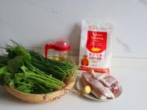 饺子皮食材：饺子面粉500克、菠菜汁280克；饺子馅料食材：猪肉、花生油、食用盐、酱油、料酒、生姜、香葱、生粉。