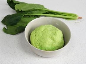 新鲜的菠菜清洗干净，切段放入榨汁机，把菠菜榨汁，然后取280克菠菜汁，倒入500克饺子面粉里，搅拌均匀。揉搓光滑的面团，盖上一块湿布，静放10分钟。