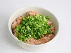 饺子馅的之后，新鲜的猪肉清洗干净，去皮，切片，放入绞肉机，搅碎，生姜、香葱分别清洗干净，切好，所有食材放入一个大的陶瓷碗里，搅拌均匀，香葱鲜肉饺子馅就做好。