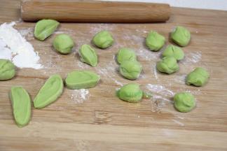 再次揉搓光滑，取10克一小团。也可以把面团揉搓长条，然后用刮刀切10克左右。