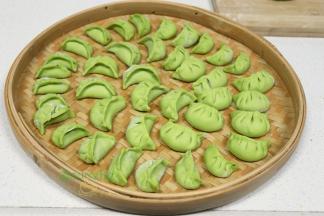 饺子底部涂抹一点面粉，均匀码入饺子垫上，饺子之间要留有空隙，如果天气热，要马上放入冰箱，冬天可以等到包完，再一起煮。