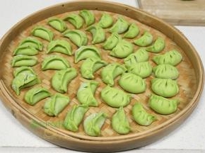 饺子底部涂抹一点面粉，均匀码入饺子垫上，饺子之间要留有空隙，如果天气热，要马上放入冰箱，冬天可以等到包完，再一起煮。