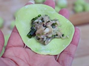 取一个饺子皮，放入适量的饺子馅，把饺子皮合起来，包自己喜欢的形状。