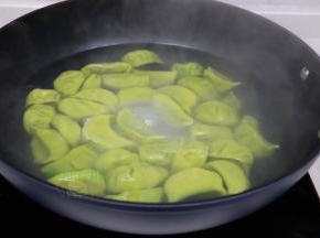 倒入适量的水，旺火煮沸，放入饺子，然后筷子轻松松散，别让饺子粘在一起。