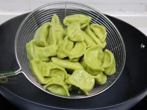 饺子浮在锅上面，说明饺子已经煮熟。煮饺子过程，如果有很多气泡，可以加少许冷水，气泡会下沉，这样饺子就不会溢出来。熟水的饺子捞出，蘸醋、酱油，很好吃。
