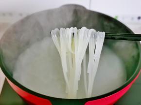 煮至晶莹剔透捞出。