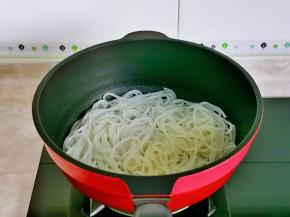 冷水冲洗两遍放入锅中。