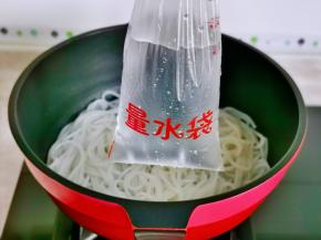 加入400ml纯净水再次煮沸。