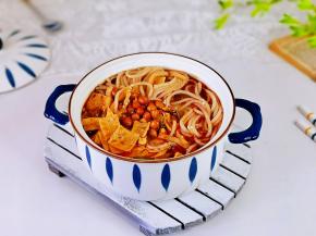 盛出撒上熟白芝麻，花生。