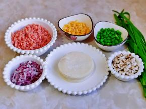 准备食材，香菇，洋葱，火腿切丁，韭菜洗净焯水变软即可。