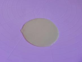 取一张饺子皮，刷上食用油，再叠加一张，再刷油。