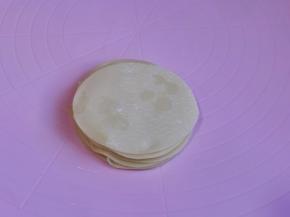 这样叠加10张饺子皮左右。