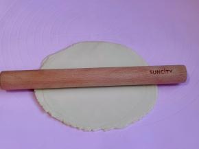 用擀面杖擀薄。