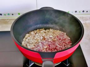 起油锅，加入洋葱丁香菇丁煸炒。