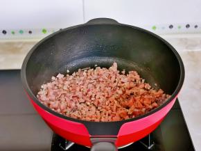 再加入火腿丁翻炒。