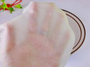 这时饺子皮也蒸好啦，趁热一张一张的撕开。