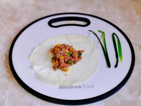 取一张饺子皮，放上炒好的馅料。