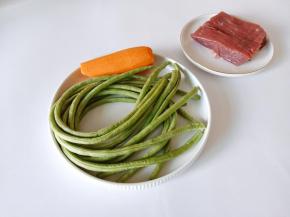 准备缸豆、胡萝卜、牛肉。