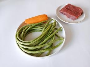 准备缸豆、胡萝卜、牛肉。
