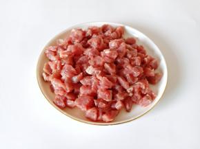 牛肉撕去筋膜横着切成小丁。