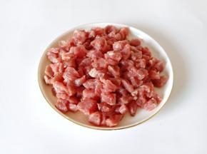 牛肉撕去筋膜横着切成小丁。