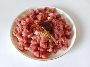 加上十三香半勺。