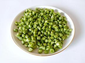 缸豆掐头去尾清晰洗切成小粒。