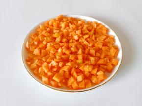 胡萝卜削皮切块再切成小丁。