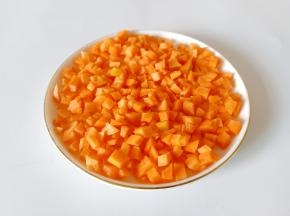 胡萝卜削皮切块再切成小丁。