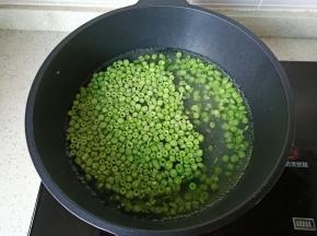 锅里水开加一点点盐，然后放缸豆焯水一分钟捞出。