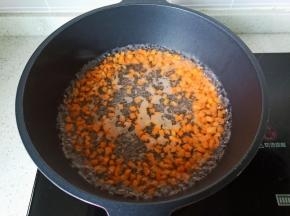 锅里水开放胡萝卜丁焯水一分钟。