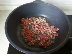 热锅热油下牛肉粒大火爆炒。