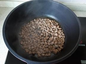 大火爆炒至牛肉粒变色。