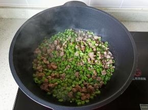 开大火翻炒片刻。