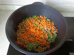 加入胡萝卜丁。