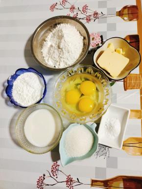 准备好所需的食材！
低筋面粉160克，玉米淀粉40克，鸡蛋三个(150克)，牛奶100克，黄油60克，糖60克，泡打粉4克！
