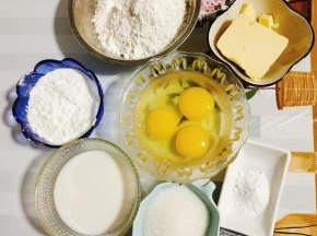 准备好所需的食材！
低筋面粉160克，玉米淀粉40克，鸡蛋三个(150克)，牛奶100克，黄油60克，糖60克，泡打粉4克！