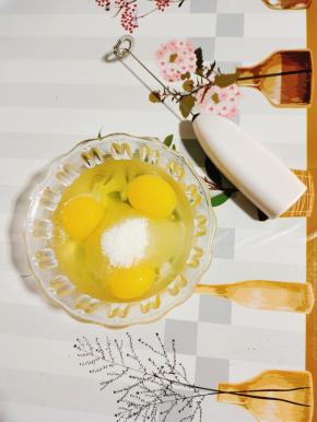 将糖放入鸡蛋中，搅拌均匀！