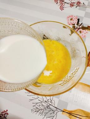 加入牛奶充分搅拌均匀！