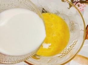 加入牛奶充分搅拌均匀！
