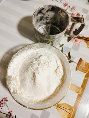 将低筋面粉，玉米淀粉，糖混合过筛后，筛到蛋液中！