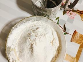 将低筋面粉，玉米淀粉，糖混合过筛后，筛到蛋液中！