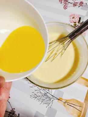 黄油用微波炉加热融化，倒入蛋糊中！