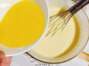 黄油用微波炉加热融化，倒入蛋糊中！
