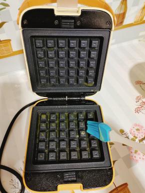 比依华夫饼机提前预热3分钟左右，再用刷子在上下烤盘都刷一层融化的黄油！(这个黄油是另外的！)