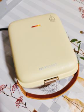 盖上盖子，加热三分钟左右，等华夫饼机不再冒蒸汽，就差不多熟了！