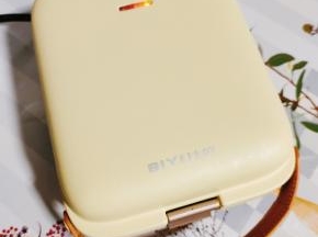 盖上盖子，加热三分钟左右，等华夫饼机不再冒蒸汽，就差不多熟了！