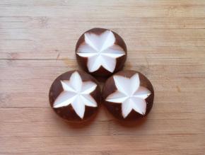 香菇洗干净刻花刀。